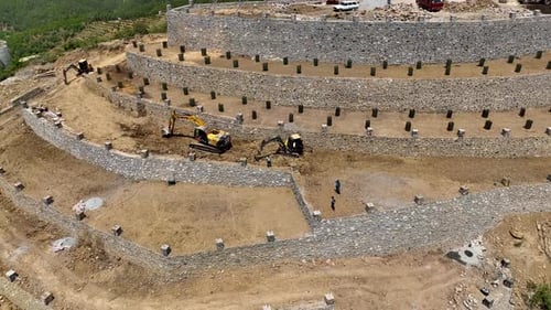 Los agricultores construyen un jardín de aguacates en las montañas vista aérea 4 K