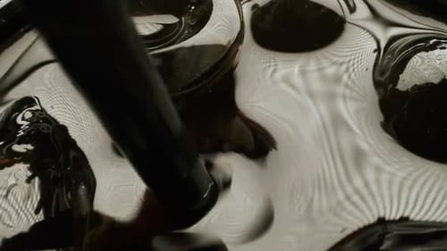 Milchschokoladengetränk und Eiswürfel Nahaufnahme.