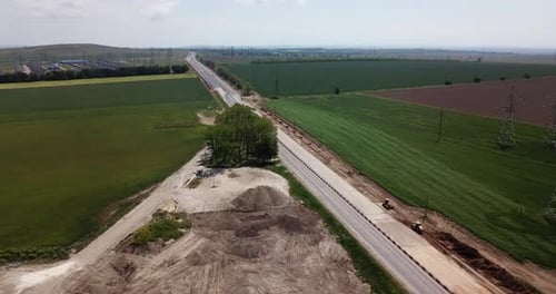 Straßenbaustelle mit Maschinen, Bulldozer, Aushub von oben. Video, Luftaufnahme