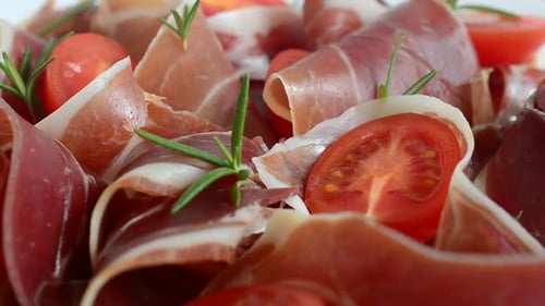 Jamon aux tomates et au romarin.