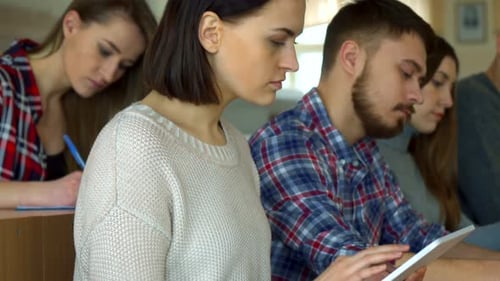 Une étudiante bascule sur la tablette