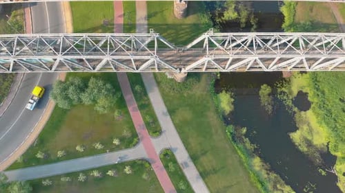 Brücke über Güterzüge