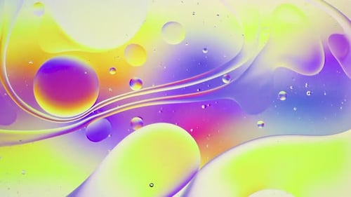 Abstrakte bunte Speiseöltropfen, Blasen und Kugeln, die auf der Wasseroberfläche fließen