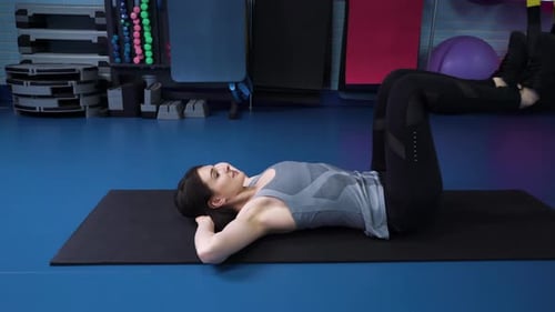 Femmes en forme faisant des exercices abdominaux au gymnase avec des sangles TRX