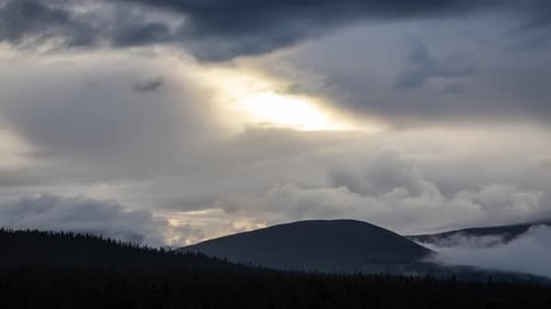 Zeitraffer des schönen Sonnenuntergangs mit Wolken und Bergen