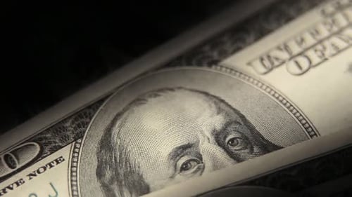 Einhundert-Dollar-Banknoten-Makro in einer Dunkelkammer