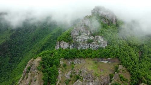 Nubes sobre hermosas montañas de verano, bosque verde, mágico paisaje natural de niebla matutina