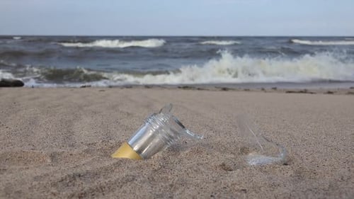 Zerbrochenes Glas am Strand