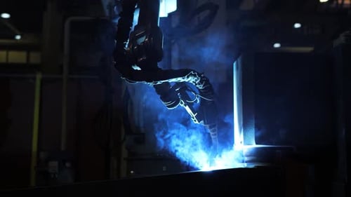 Eine automatisierte Schweißmaschine arbeitet in der Fabrikhalle