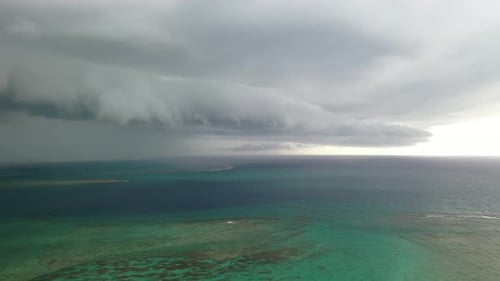 Ein Gewitter nähert sich der Küste der Insel Mauritius im Indischen Ozean