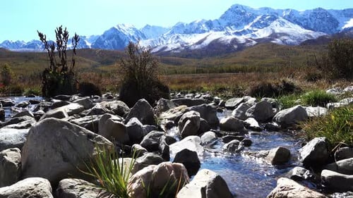 Berglandschaft mit kleinem Fluss