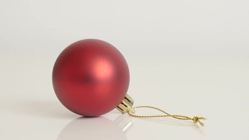 Kippen auf Weihnachtsschmuck auf weißem Hintergrund Nahaufnahme 4K 2160p 30fps UltraHD-Filmmaterial - Matte re