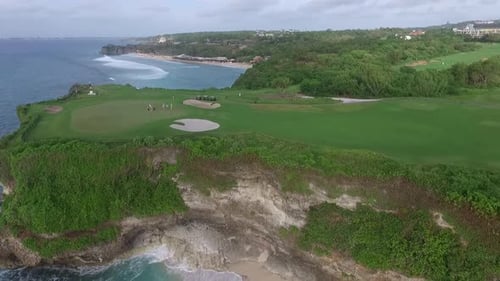 Luftaufnahme eines Golfplatzes an der Küste im Resort