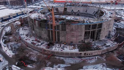 Grúas altas y equipos de construcción en construcción de estadios