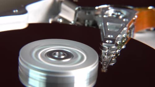 Nahaufnahme einer Festplatte eines Betriebscomputers beim Lesen und Schreiben von Daten