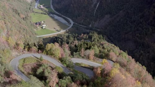 Kurvenreiche und steile Bergstraße im Herbst
