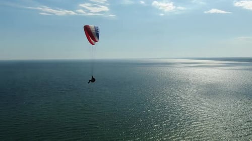 Gleitschirmfliegen über dem Meer, schöne Aussicht auf das Meer, reflektiert das Sonnenlicht