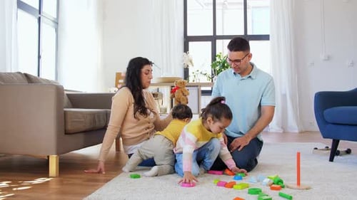 Glückliche Familie mit Kindern, die zu Hause spielen