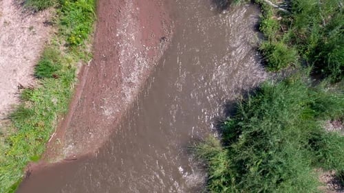Steigende Luftaufnahme mit Blick auf den schmutzigen Fluss