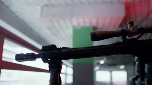 El francotirador se prepara para disparar con un rifle