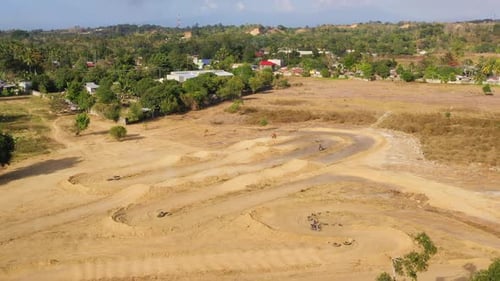 Des motocyclistes sur la piste de motocross
