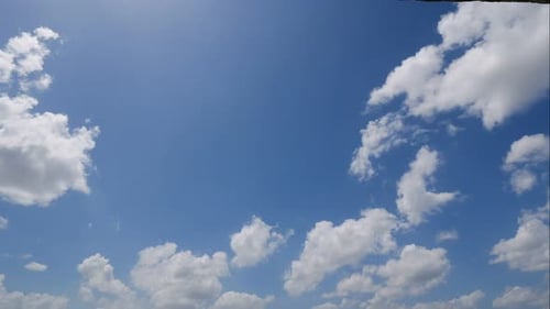 Zeitraffer einer weißen Wolke, die sich um den Himmelshintergrund bewegt