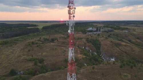 Telekommunikationsturm mit 4G- und 5G-Mobilfunk- oder Basis-Transceiverstation