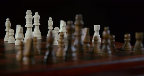 Échiquier Et Pièces D'Échecs Au Milieu Du Jeu 03b