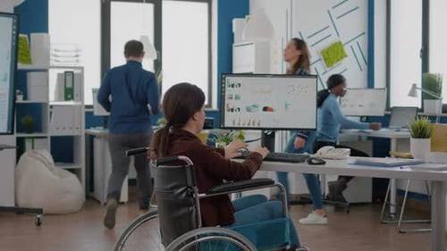Handicap Immobilized Invalid Manager Femme travaillant dans un bureau d'affaires
