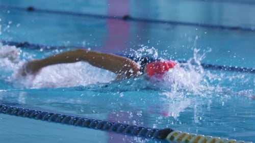 Treinamento de nadador em uma piscina