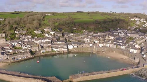 Mousehole Harbour, un village pittoresque des Cornouailles, au Royaume-Uni, vu du ciel