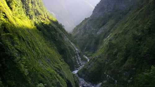 Vídeo de fundo de rio - Imagens de Drone de um rio entre montanhas