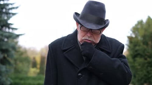 Le vieux grand-père est malade en train de suffoquer et de tousser fortement