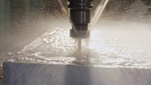 Fraiseuse CNC fabriquant une pièce métallique avancée avec refroidissement liquide