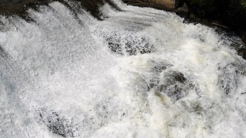 Kaskadierendes Wasser fällt über die Felsen.
