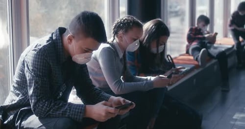 Uso de mascarilla para estudiantes que usan teléfonos inteligentes