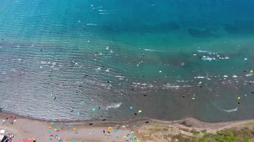 Kiteboarding, Kitesurfing Kiter und Kiteboarder werden von einem Windkraft-Kite über Meerwasser gezogen