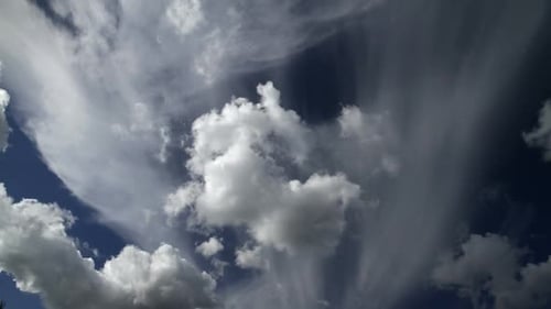 Cumuluswolken im Zeitraffer mit blauem Himmel.