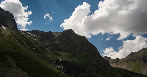 Berg mit sich bewegenden Wolken am blauen Himmel