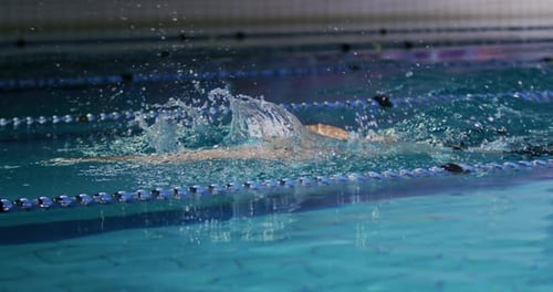 Treinamento de nadador em uma piscina