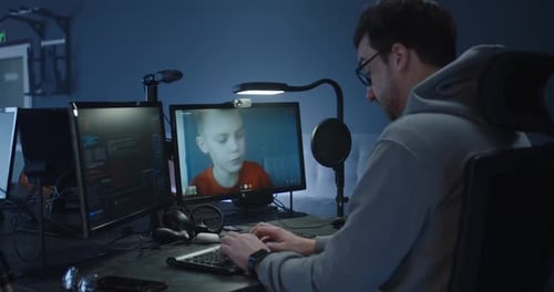 Programador falando com um garoto por meio de uma chamada VoIP