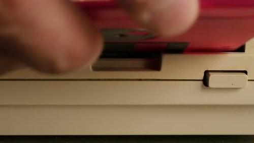Einlegen einer rosa 3,5-Zoll-Diskette in das Diskettenlaufwerk Nahaufnahme 4K 2160p 30fps UltraHD-Video - Diskette