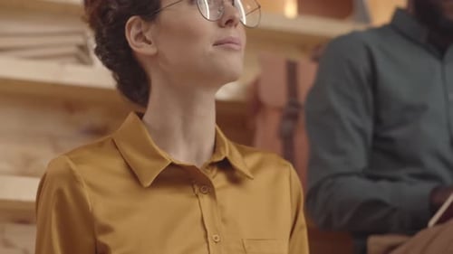 De jeunes participants multiethniques posent des questions lors d'une conférence publique