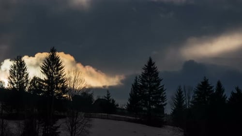 Zeitraffer der Wolken über einem Hügel