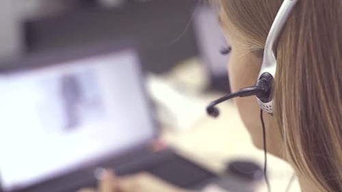 Call Center-Agent spricht mit dem Kunden