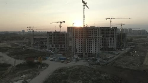 Sitio de construcción de una manzana moderna. Edificios de gran altura en construcción
.