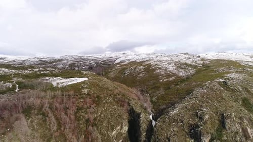 Wasserfall im Winter im Schnee