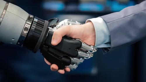 Main d'un homme d'affaires serrant la main d'un robot Android