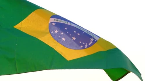 Flagge Brasiliens weht auf weißem Hintergrund