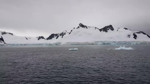 Unterwasseransicht des Eisbergs mit wunderschönem transparentem Meer im Hintergrund